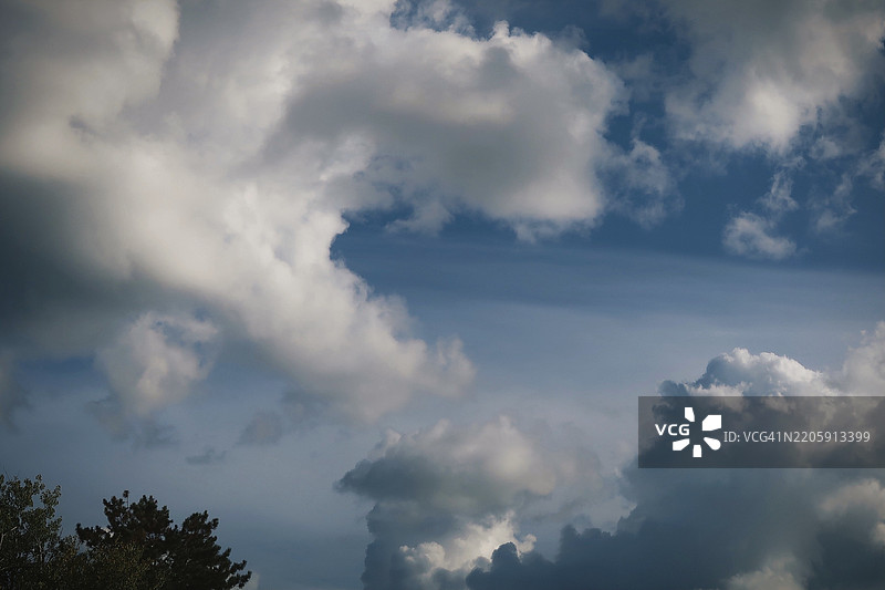 低角度视图的多云天空，康科德，新罕布什尔州，美国图片素材