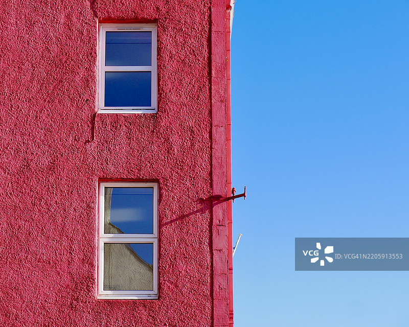 托伯莫里，穆尔岛，英国，清澈蓝天下的红色建筑图片素材