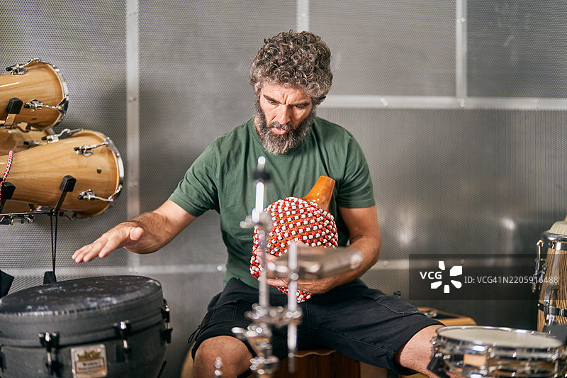 音乐家在录音室里与打击乐器排练图片素材