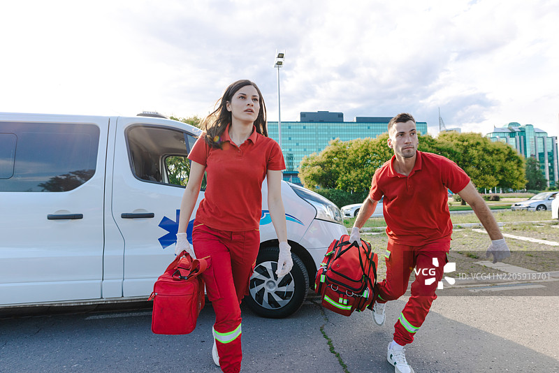 紧急医疗团队迅速赶往户外协助患者应对紧急情况图片素材