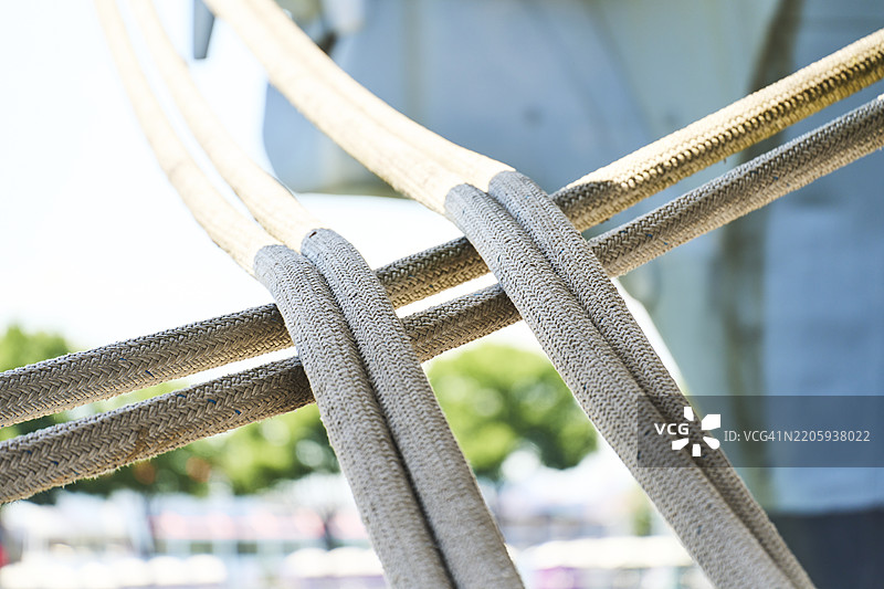 粗厚的船绳系在码头的军舰上图片素材