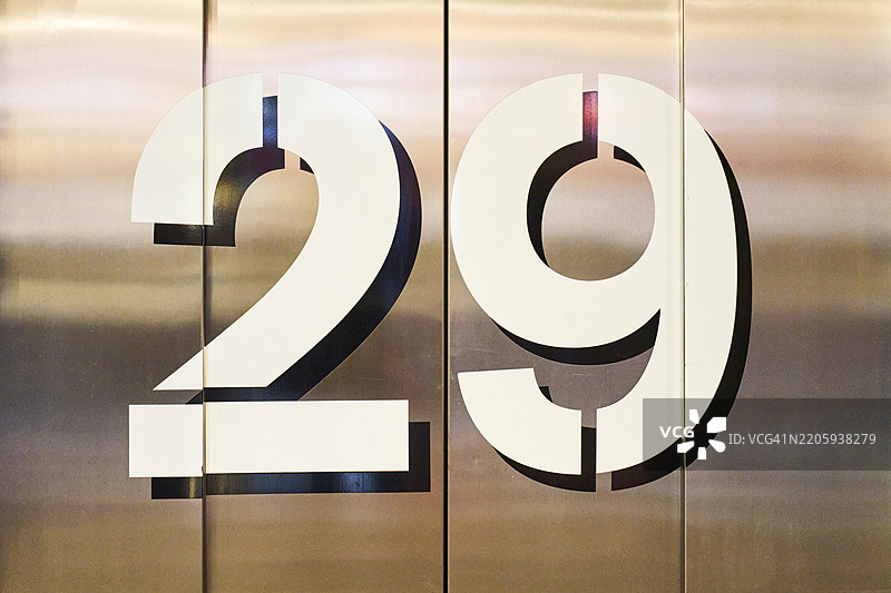 现代电梯门上的二十九号标志图片素材