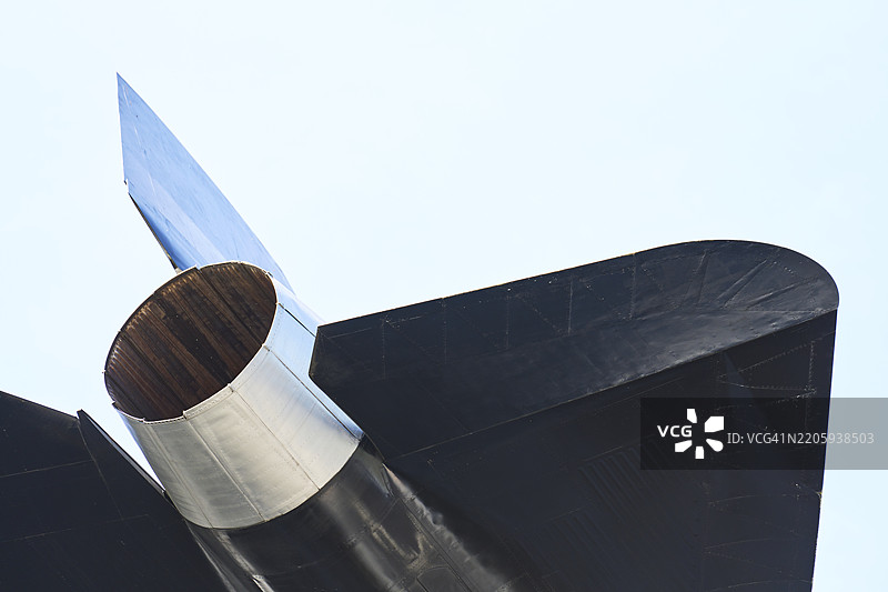 指向天空的超音速喷气发动机的排气喷嘴和尾部图片素材