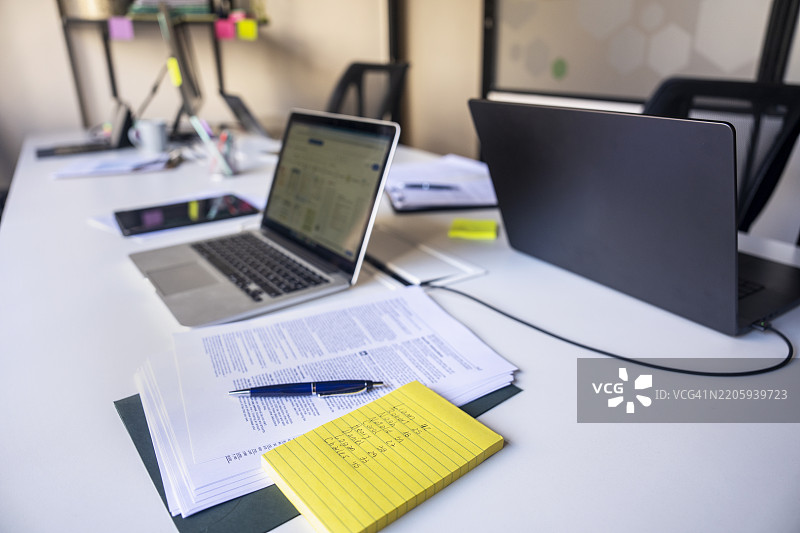 桌面上有黄色粘性便签和办公元素图片素材