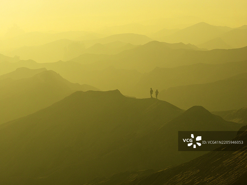 日出时分，布罗莫的美丽层次与雾气图片素材