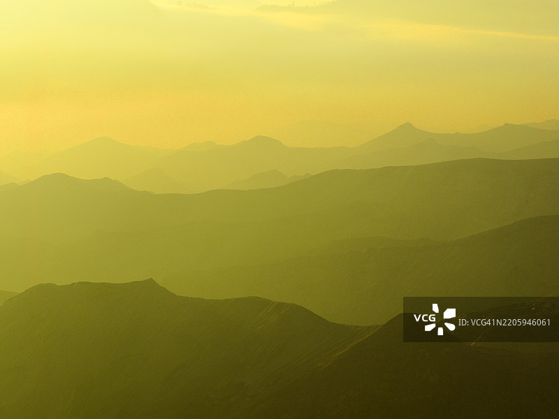 日出时分，布罗莫的美丽层次与雾气图片素材
