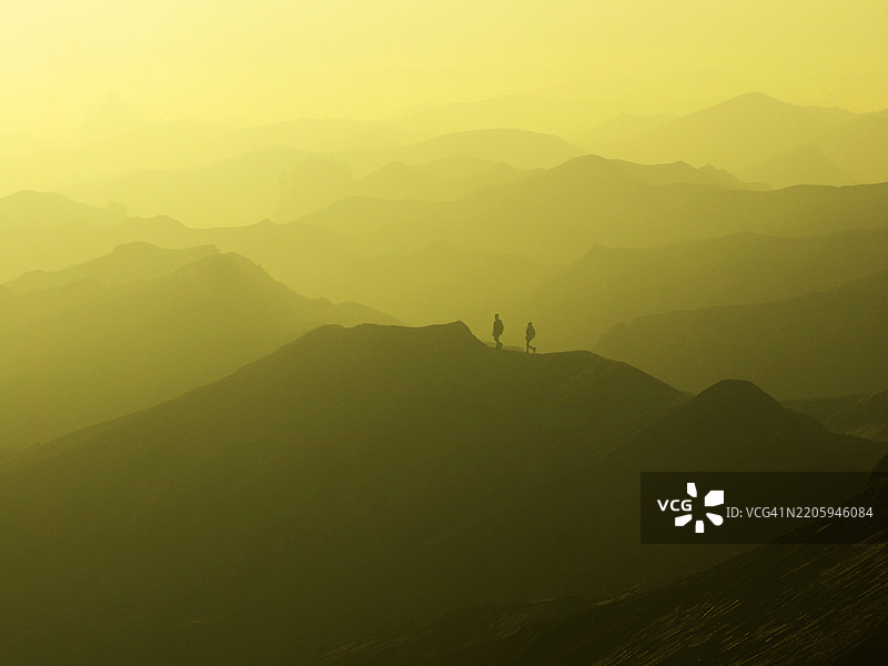 日出时分，布罗莫的美丽层次与雾气图片素材