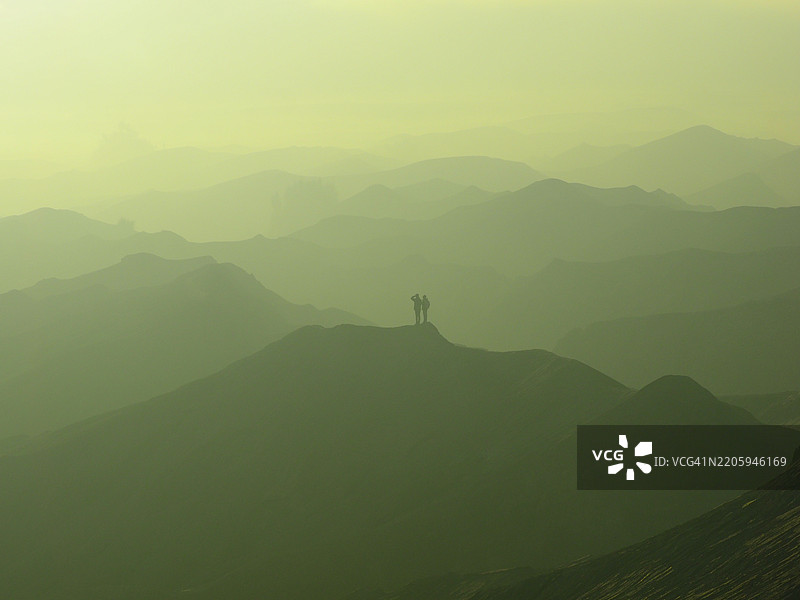 日出时分，布罗莫的美丽层次与雾气图片素材