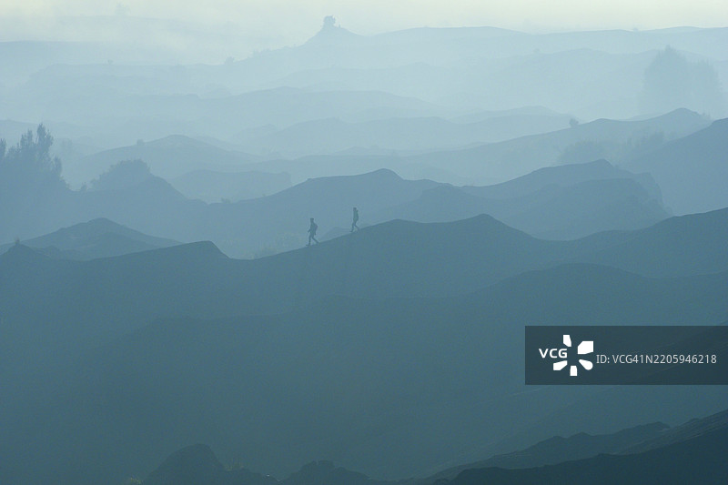 日出时分，布罗莫的美丽层次与雾气图片素材