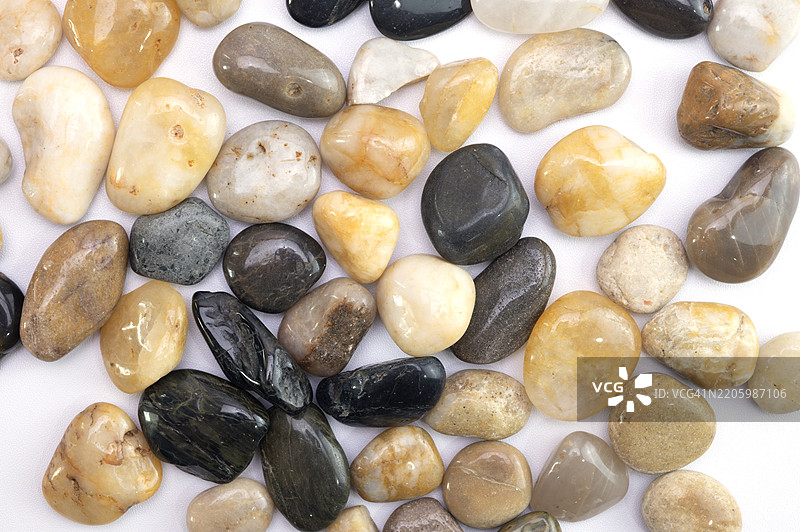 一堆石头，其中有一些黄色和白色的石头图片素材