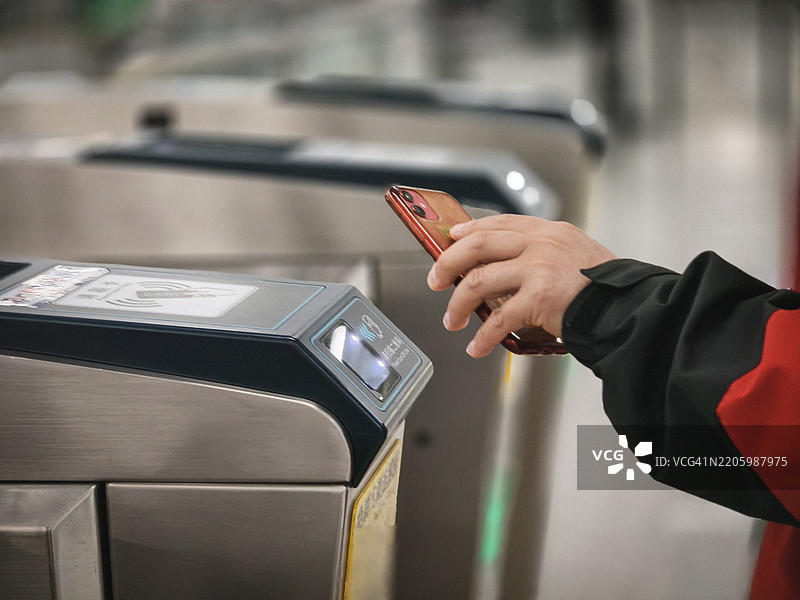 使用手机上的二维码乘坐地铁图片素材