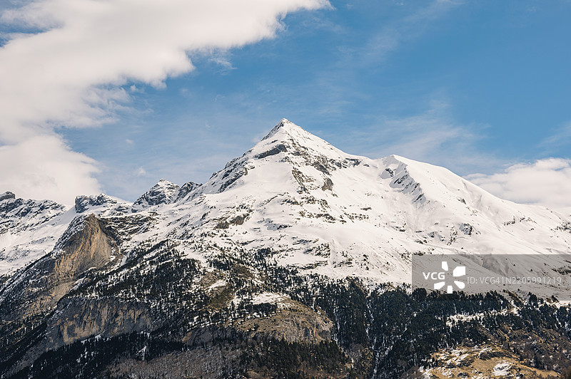 令人惊叹的法国比利牛斯山脉雪景，阳光明媚的冬日。图片素材