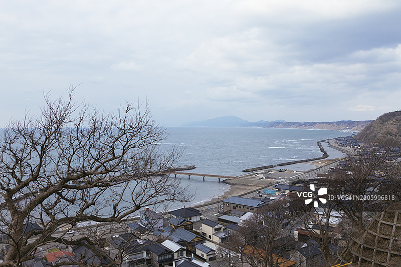 新潟县出雲崎的海景和城镇风光图片素材