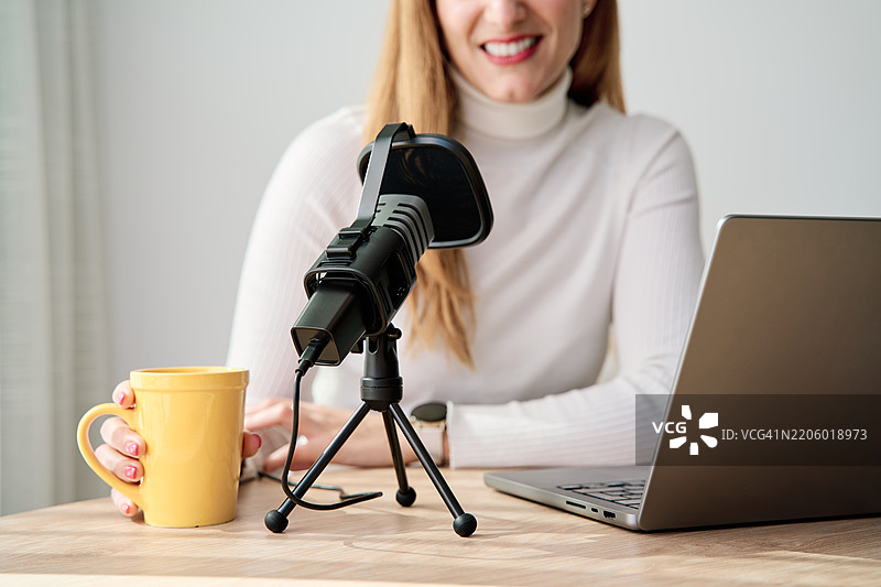 在家办公室录制播客的女性播客主持人图片素材
