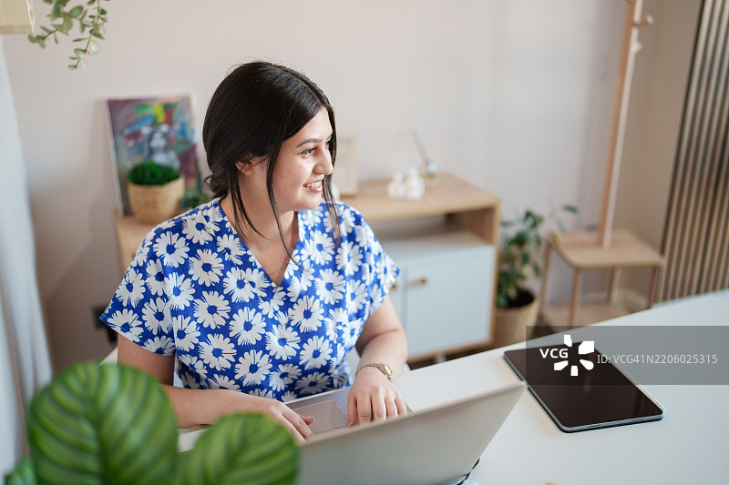 女性医疗专业人员在桌子上使用电脑工作图片素材