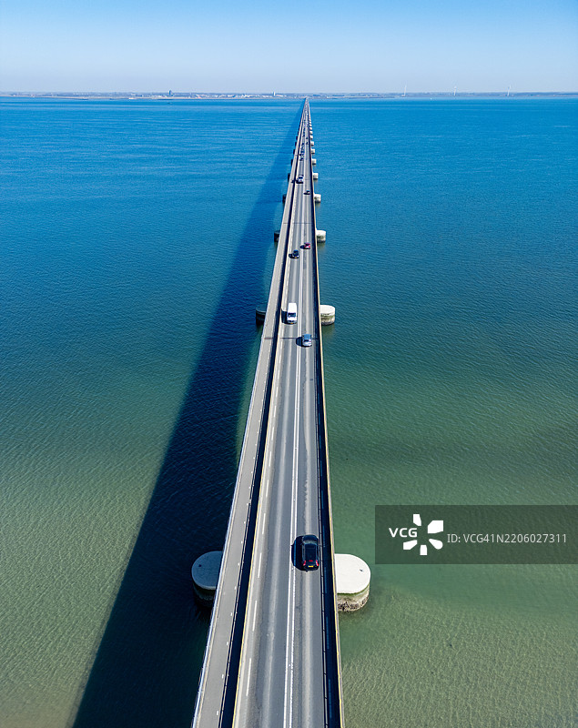 荷兰泽兰大桥的鸟瞰图。图片素材