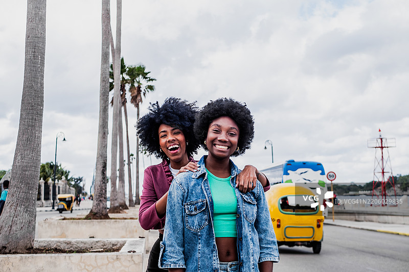 古巴哈瓦那年轻女性朋友的肖像图片素材