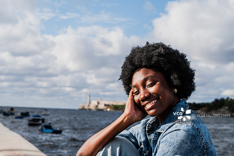 户外年轻女性游客的肖像图片素材