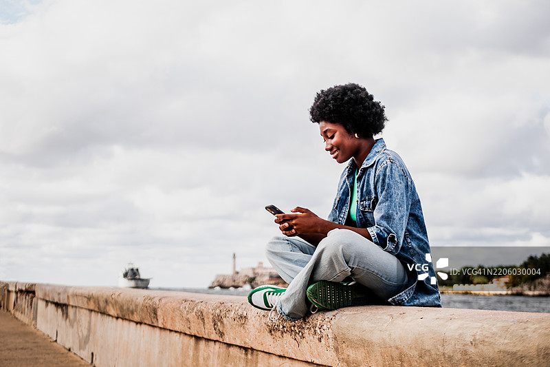 年轻女性在户外使用手机图片素材