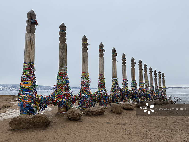 贝加尔湖奥尔洪岛的布尔汉角，十三根被彩色丝带装饰的仪式萨满柱。图片素材