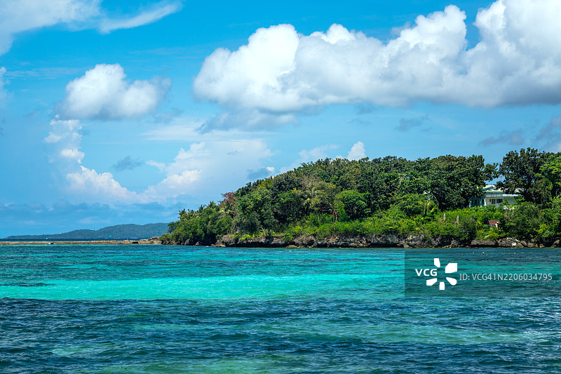 菲律宾西基霍尔清澈蓝水的热带岛屿海岸线图片素材