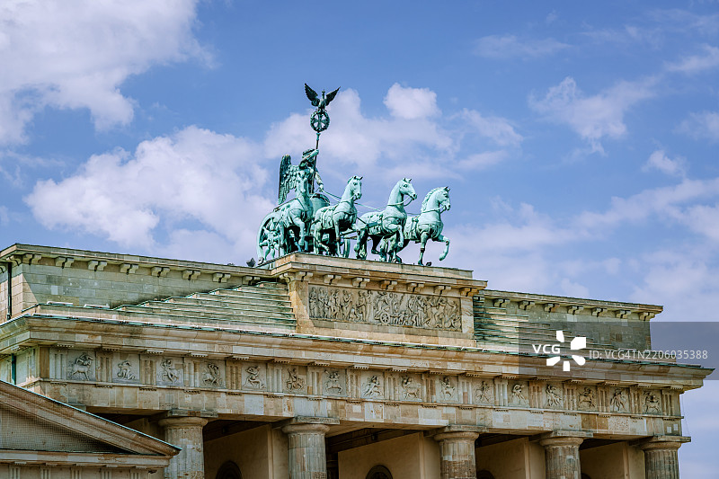 柏林的勃兰登堡门四轮马车雕塑与明亮的蓝天相映成趣图片素材