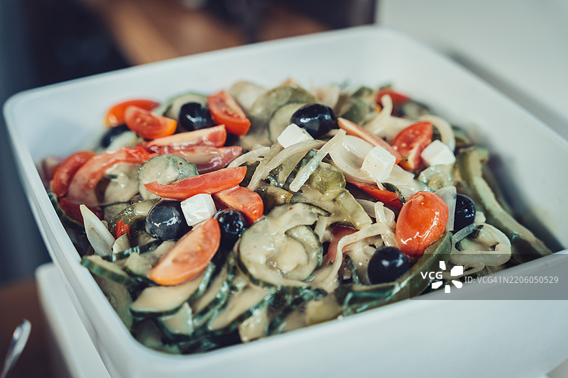 新鲜混合蔬菜沙拉在户外庆祝自助餐上供应。图片素材