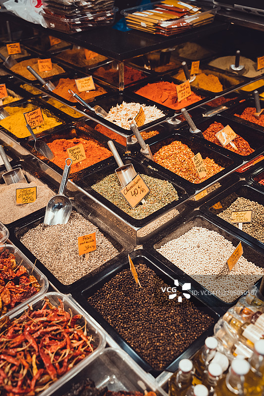 巴塞罗那博克利亚市场的五彩缤纷香料摊位图片素材