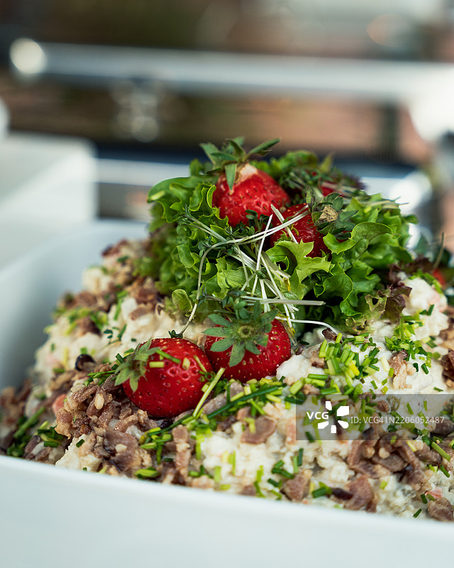 新鲜绿色沙拉与草莓的特写镜头。图片素材