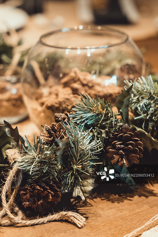 节日玻璃碗装饰着松果和绿叶，置于季节性的万圣节市场上图片素材