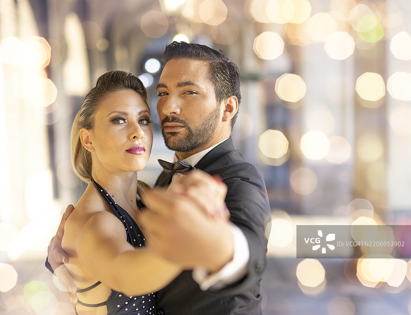 布宜诺斯艾利斯街头的阿根廷探戈舞者情侣肖像图片素材