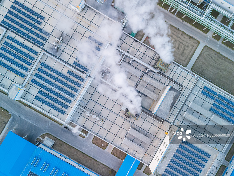 工厂屋顶上的太阳能电池板图片素材