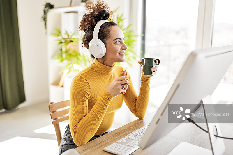 远程工作与午餐图片素材