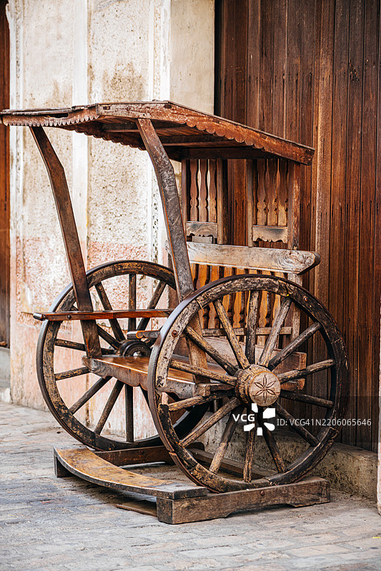 展示菲律宾维甘市传统工艺的乡村木车图片素材