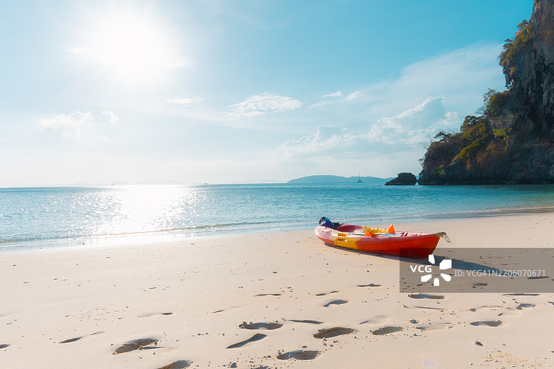 整个夏天都去海边。图片素材