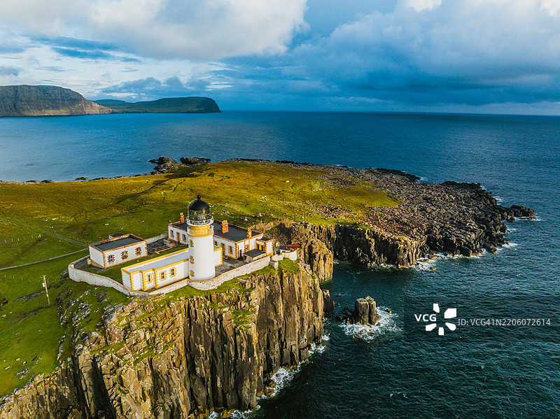 苏格兰斯凯岛的奈斯特角灯塔鸟瞰图图片素材