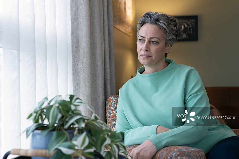 家中坐在沙发上的老年女性肖像图片素材