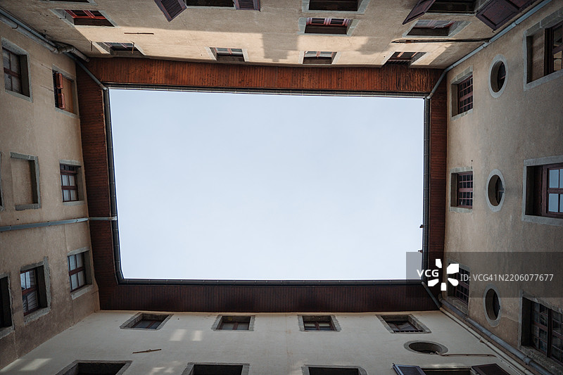 老城区内院的天空景观图片素材