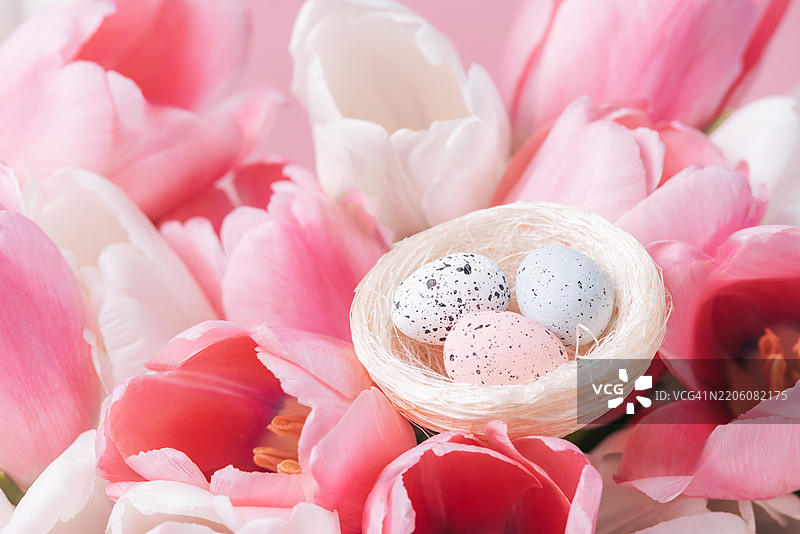 节日复活节的装饰，带有斑点的彩蛋和花朵图片素材