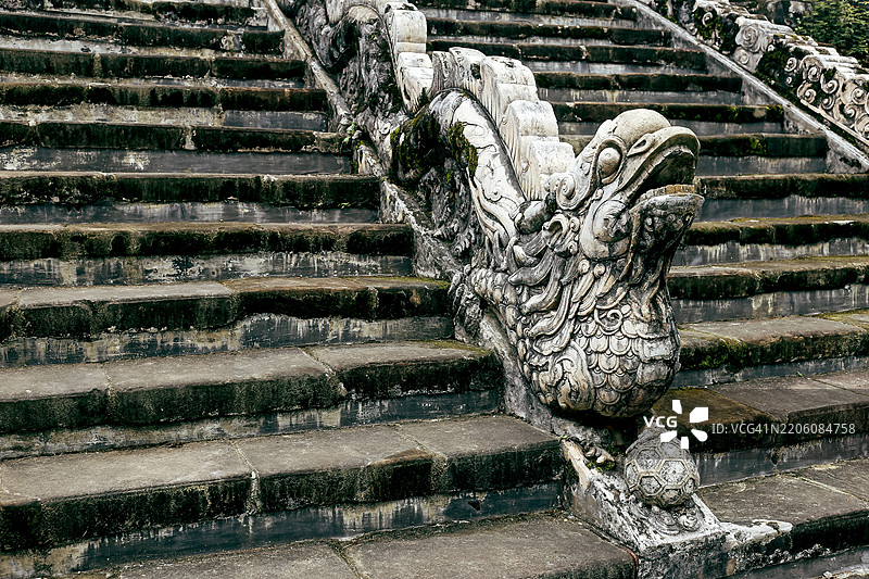 越南中部顺化孔子庙的越南龙雕塑图片素材