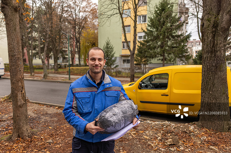 街头快递员的肖像图片素材