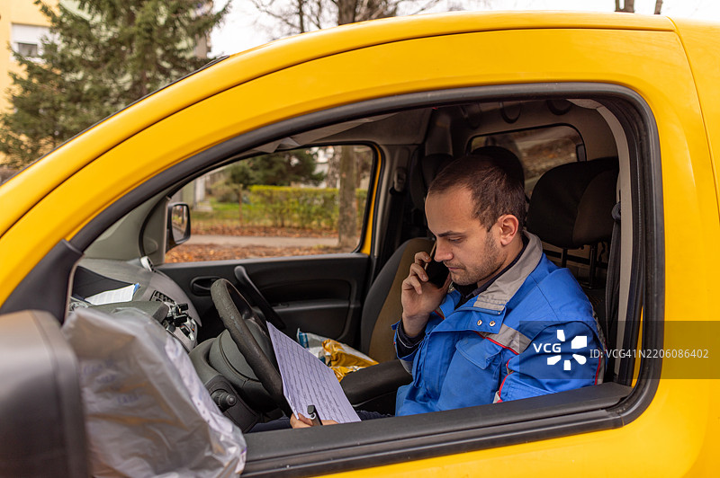 多任务快递员图片素材