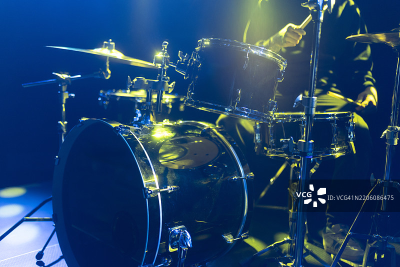 舞台上的现场表演图片素材