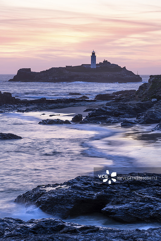 戈德里维灯塔，位于戈德里维岛上的灯塔。黄昏时分的日落景象。长时间曝光。英格兰，康沃尔，英国图片素材