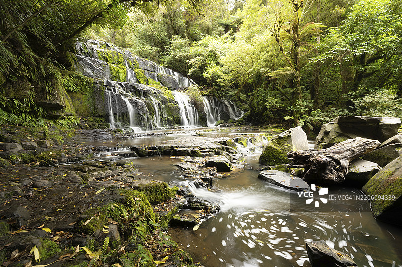普拉卡乌努伊瀑布在茂密森林中的瀑布，位于新西兰奥瓦卡的普拉卡乌努伊。图片素材