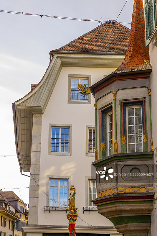 瑞士索洛图恩（Solothurn）美丽的巴洛克老城和阳光明媚的秋日喷泉雕像图片素材