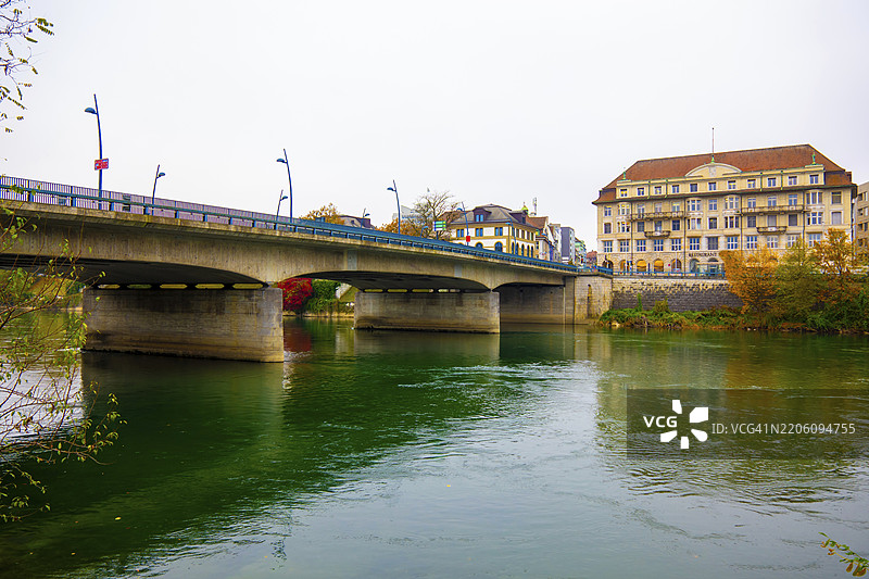 瑞士索洛图恩州奥尔滕市秋日的阿尔河现代桥梁图片素材