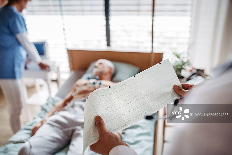 医生解读心电图，查看心电图打印结果。图片素材