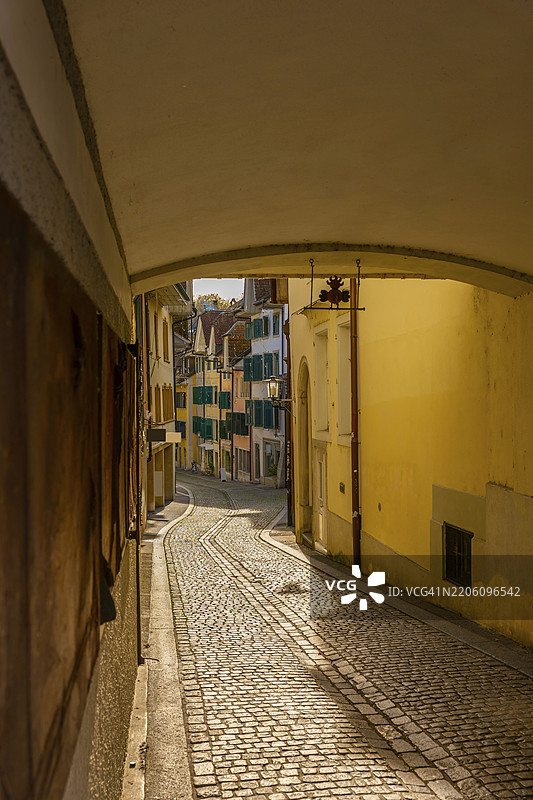 瑞士索洛图恩（Solothurn）美丽的巴洛克老城，阳光明媚的秋日，街道上有古老的房屋和隧道。图片素材