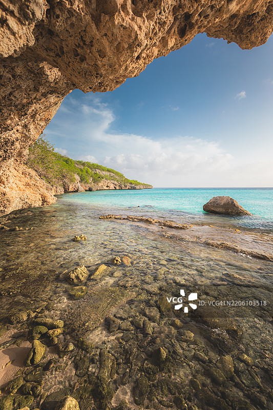 清澈海水和水下岩石的珊瑚礁悬崖海岸线，库拉索的卡斯阿巴海滩图片素材